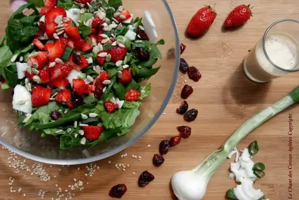 Salade printanière épinards fraises et tahin
